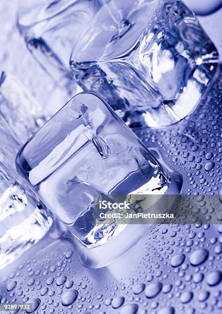 Ghiaccio - Fotografie stock e altre immagini di Acqua - Acqua, Bicchiere, Blu
