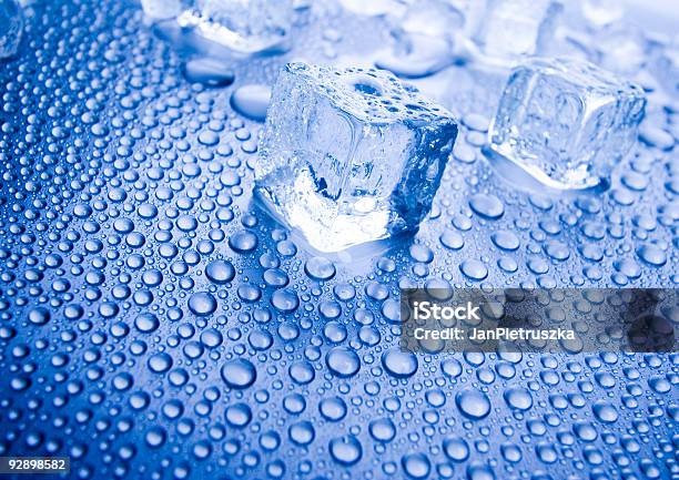 Cubos De Gelo - Fotografias de stock e mais imagens de Azul - Azul, Azul Turquesa, Borrifo