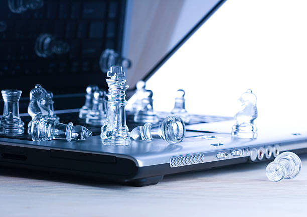 szkło szachy & laptopa - chess mate zdjęcia i obrazy z banku zdjęć