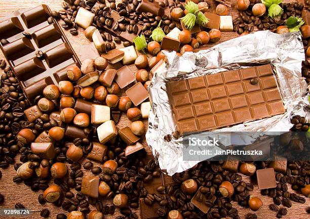 Chocolate - Fotografias de stock e mais imagens de Alimentação Não-saudável - Alimentação Não-saudável, Avelã, Açúcar