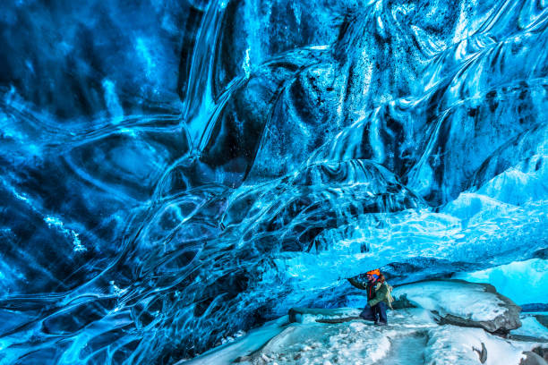 turista alla scoperta della grotta di ghiaccio - skaftafell glacier foto e immagini stock