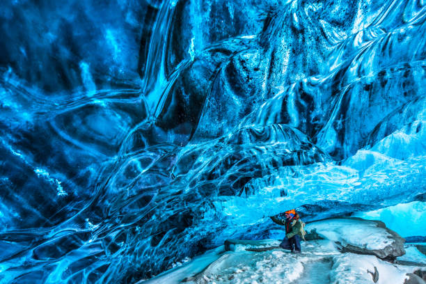 turísticos, descobrir a caverna de gelo - ice climbing - fotografias e filmes do acervo