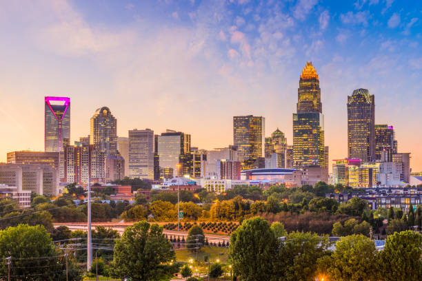 skyline von charlotte, north carolina, usa - north carolina stock-fotos und bilder