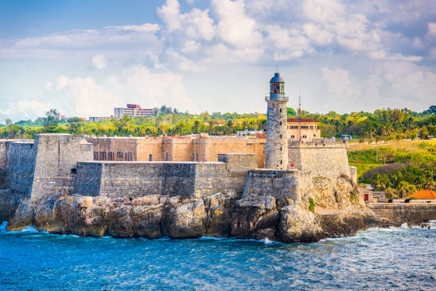 fort de la habana, cuba - direction sea lighthouse landscape fotografías e imágenes de stock