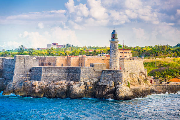 гавана, куба форт - direction sea lighthouse landscape стоковые фото и изображения