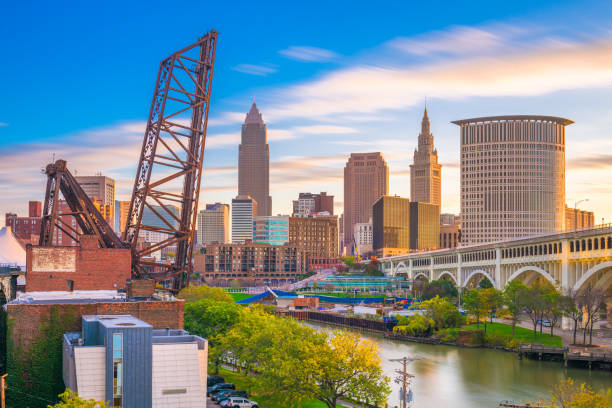 istock Cleveland, Ohio, USA Skyline 928996624