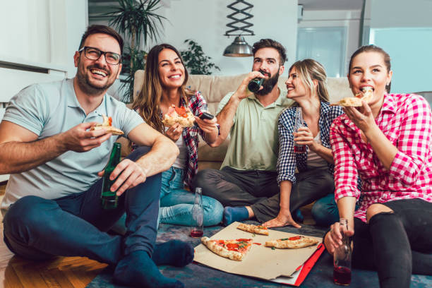 istock Friends eating pizza 928999404