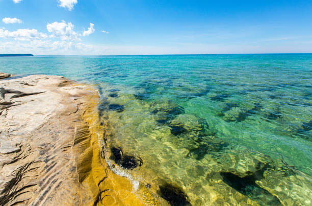 スペリオル湖自然のままの海岸線 - water surface standing water waters edge water ストックフォトと画像