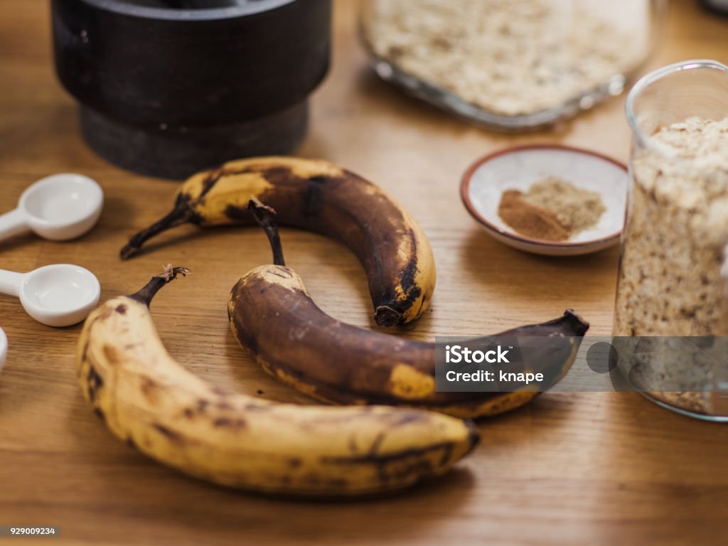 Pão de banana vegan e ingredientes com sobre bananas maduras - Foto de stock de Banana royalty-free