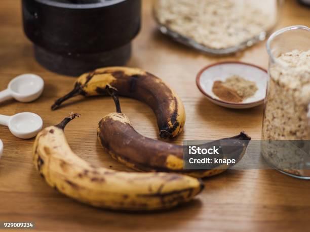 Foto de Pão De Banana Vegan E Ingredientes Com Sobre Bananas Maduras e mais fotos de stock de Banana