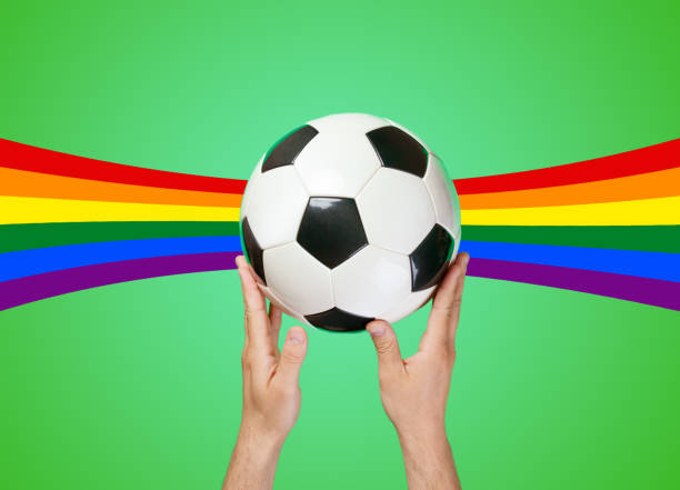 рука, держащая футбольный мяч на зеленом фоне - football human hand holding american football стоковые фото и изображения