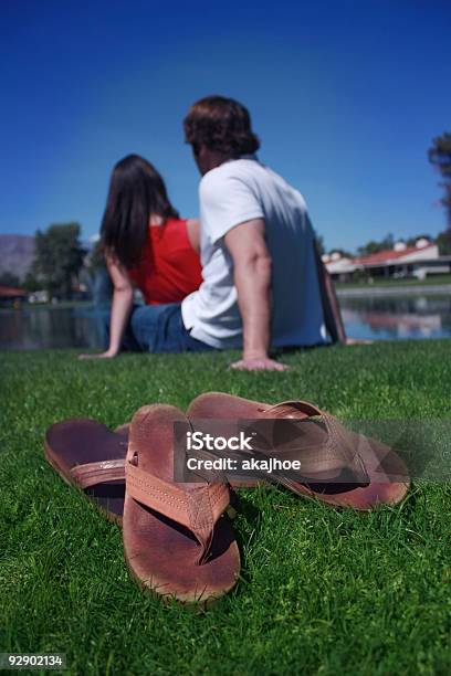 Casal Apaixonado Por Lago - Fotografias de stock e mais imagens de Chinelo de Dedo - Chinelo de Dedo, Lago, Amor