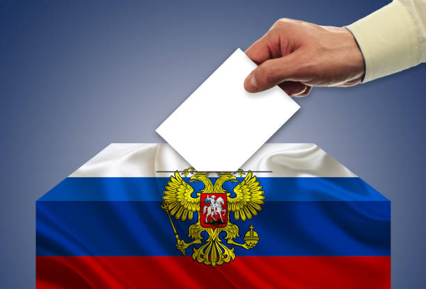 istock Man voting on elections in Russia front of flag 929024508