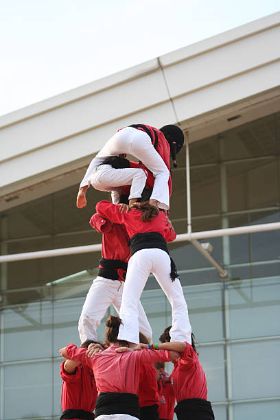 castellers de barcelona - castellers fotografías e imágenes de stock