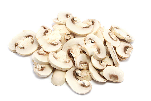 mucchio di funghi a fette da vicino - edible mushroom white mushroom isolated white foto e immagini stock