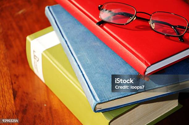 Libros Y Gafas Foto de stock y más banco de imágenes de Aprender - Aprender, Azul, Biblioteca
