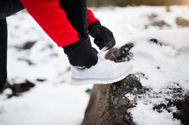 femme méconnaissable de jogging dans la nature de l’hiver. - cross coat photos et images de collection