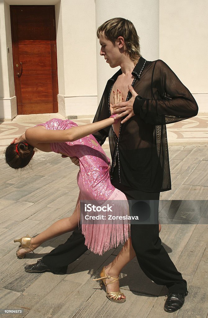 Pareja bailando al aire libre - Foto de stock de Abrazar libre de derechos