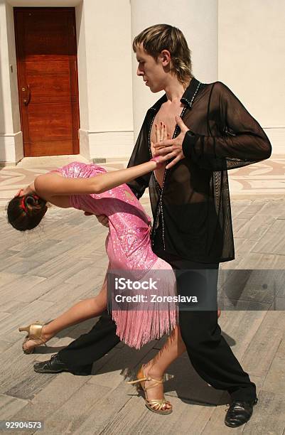 Pareja Bailando Al Aire Libre Foto de stock y más banco de imágenes de Abrazar - Abrazar, Actividad física, Adulto