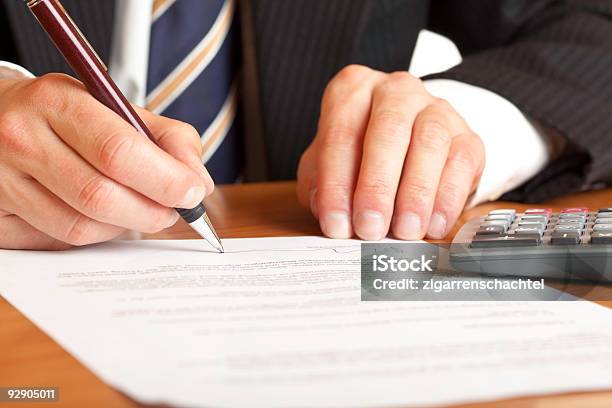 Firma De Contrato Foto de stock y más banco de imágenes de Acuerdo - Acuerdo, Autografiar, Calculadora