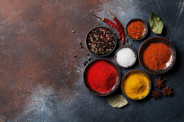 bunte gewürze am steintisch - spice herb ingredient curry powder stock-fotos und bilder