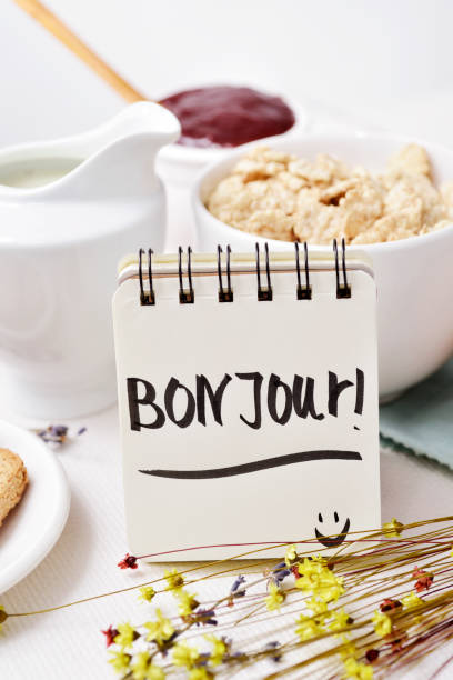 petit déjeuner et le texte bonjour en français - french toast toast coffee bread photos et images de collection