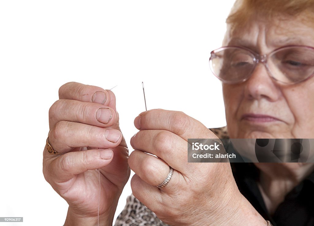 La vieille femme entrées fil en aiguilles - Photo de Adulte libre de droits