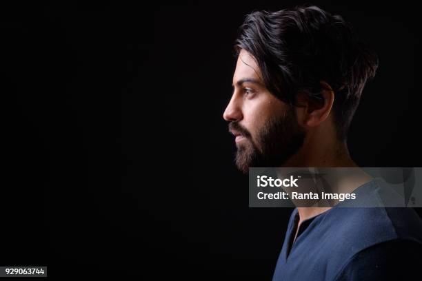 Porträt Von Gutaussehenden Mann Vor Schwarzem Hintergrund Stockfoto und mehr Bilder von Profil