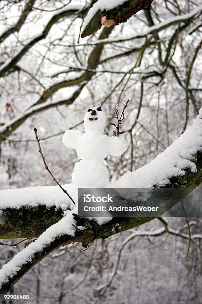 Kleine Schneemann Im Winterwunderland Stockfoto und mehr Bilder von Baum - Baum, Eis, Erwachsene Person