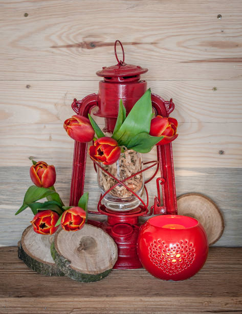 lâmpada de óleo vermelho com tulipas na placa antiga - tulip red centrepiece decoration - fotografias e filmes do acervo