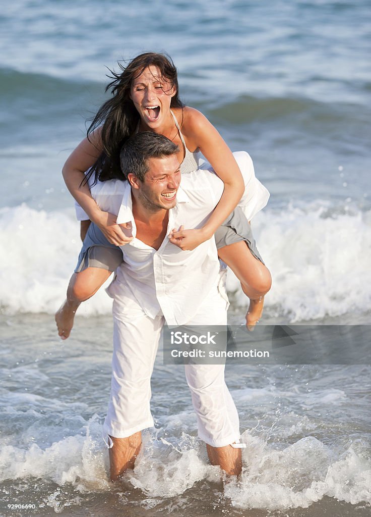 Strand paar Spaß Huckepack nehmen - Lizenzfrei Attraktive Frau Stock-Foto