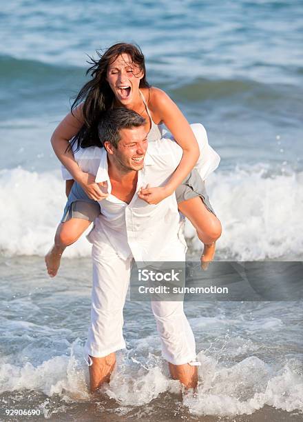 Strand Paar Spaß Huckepack Nehmen Stockfoto und mehr Bilder von Attraktive Frau - Attraktive Frau, Ehefrau, Ehemann