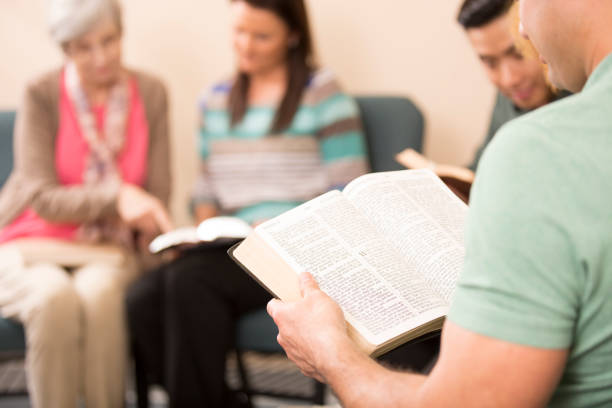 gruppo di studio biblico multietnico e di età mista. - bible church studying group of people foto e immagini stock