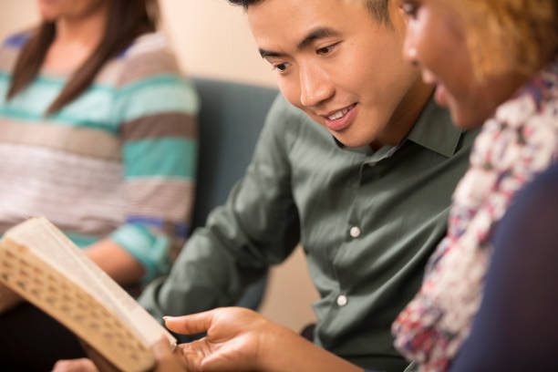 multi-ethnischen, gemischtes alter bibel studiengruppe. - multi ethnic group reading stock-fotos und bilder