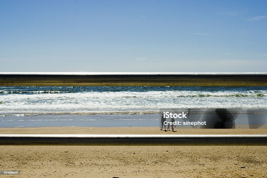 famille sur la plage - Photo de Caractéristiques côtières libre de droits