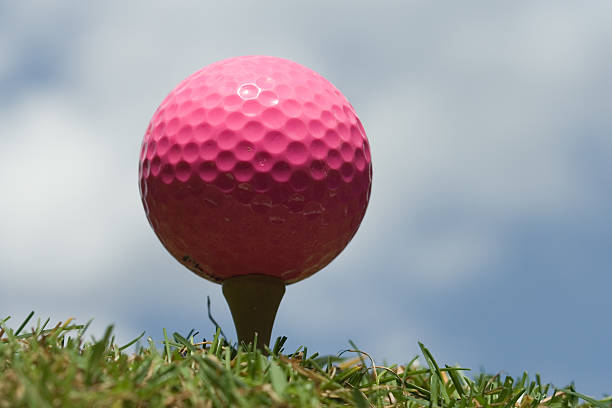 bola de golfe, lady - golf women pink ball - fotografias e filmes do acervo