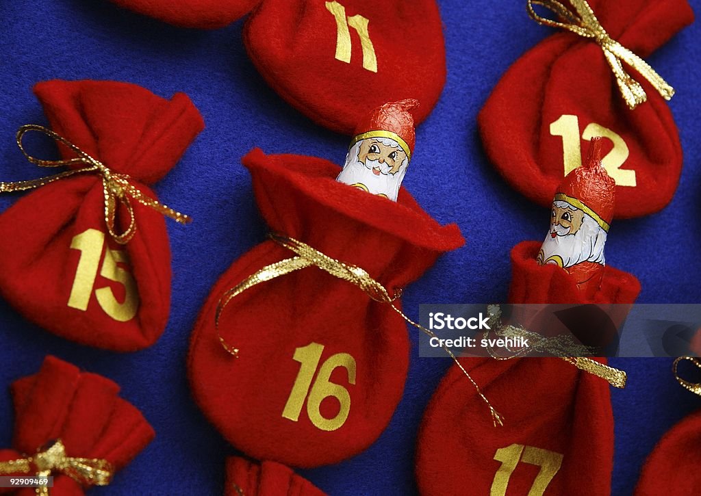 Calendario dell'avvento con Babbo Natale tratta di figure - Foto stock royalty-free di Cioccolato