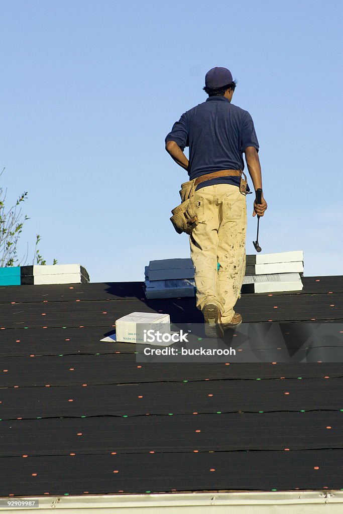 촬영 시 지붕 이는 사람 - 로열티 프리 건설 산업 스톡 사진