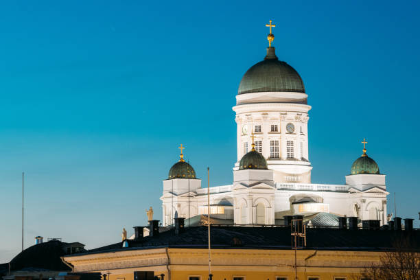 helsinki, finlândia. praça do senado com catedral luterana e monumento ao imperador russo alexander ii em noite de verão - helsinki lutheran cathedral - fotografias e filmes do acervo