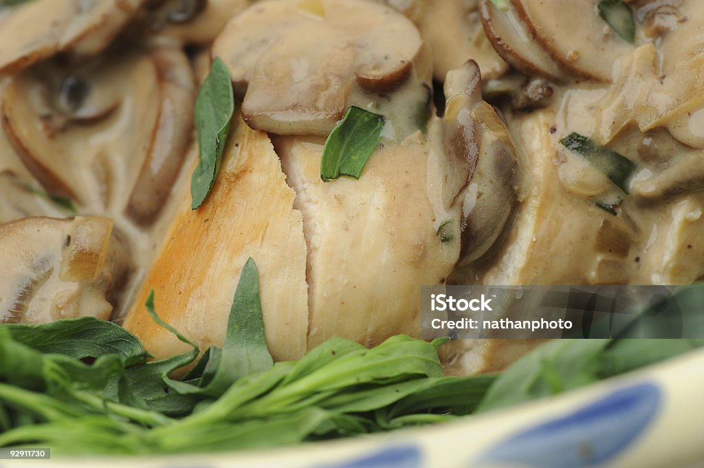 치킨 in 피시와 버섯 소스 - 로열티 프리 타라곤 스톡 사진
