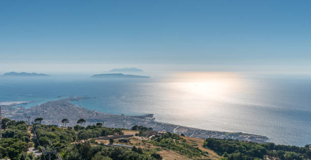 widok z lotu ptaka na nadmorskie miasto tranpani , sycylia, włochy - trapani sicily erice sky zdjęcia i obrazy z banku zdjęć