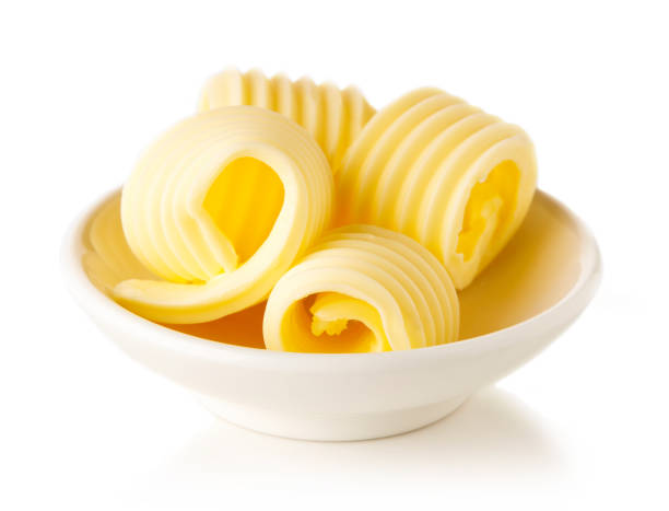 riccioli di burro isolati su sfondo bianco - butter dairy product fat food foto e immagini stock
