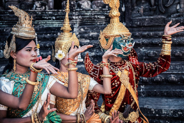 kambodschanische traditionelle tänzer - cambodia traditional culture ancient angkor stock-fotos und bilder