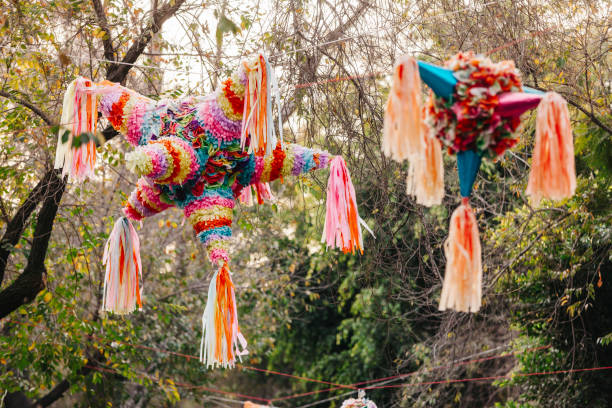 pignatta in strada - pinata mexico christmas mexican culture foto e immagini stock