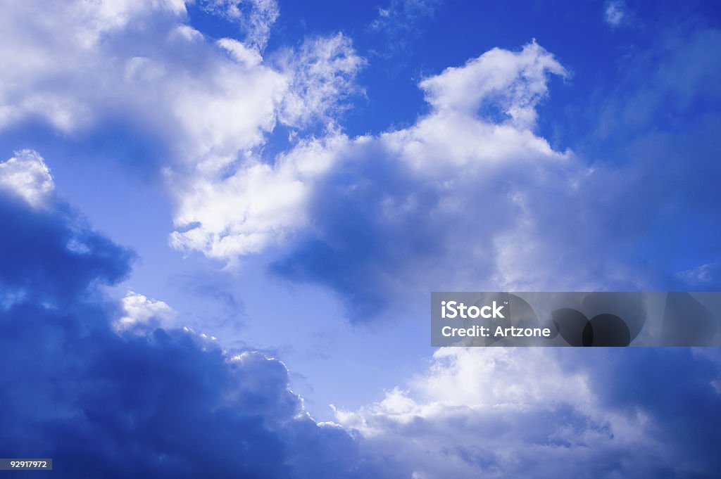 Dramatyczne błękitne niebo - Zbiór zdjęć royalty-free (Bez ludzi)