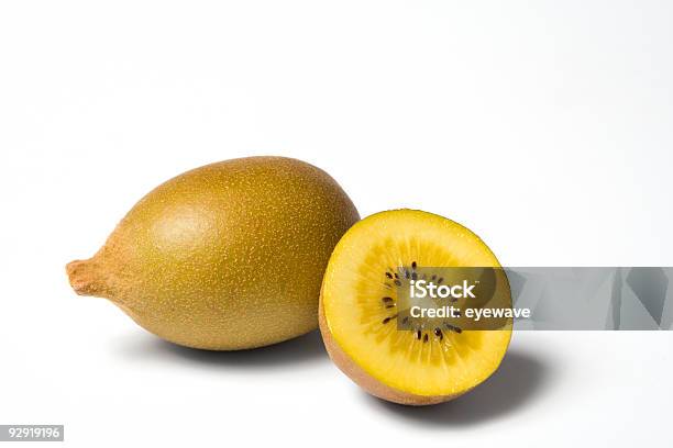 Golden Kiwi Frutas Aislado En Blanco Foto de stock y más banco de imágenes de Kiwi - Kiwi, Dorado - Color, Alimento