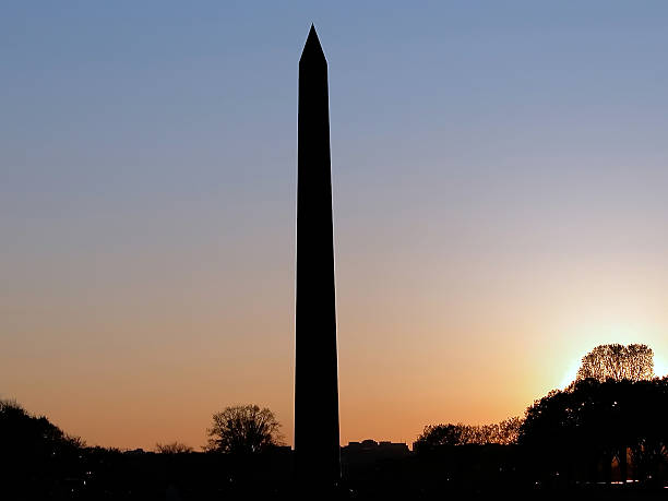 washington monument tramonto-d.c. - st george flag architecture famous place foto e immagini stock