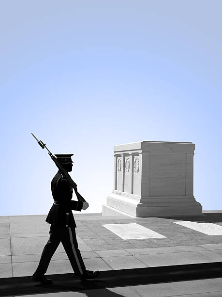 tumba del soldado desconocido, el cementerio nacional de arlington - arlington virginia cemetery arlington national cemetery national landmark fotografías e imágenes de stock