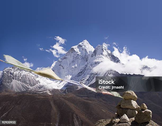 Montanha Ama Dablam Oração Bandeirasnepal - Fotografias de stock e mais imagens de Ao Ar Livre - Ao Ar Livre, Aventura, Bandeira