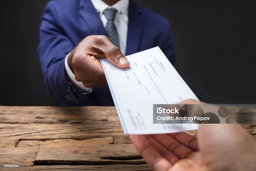 Geschäftsmann Scheck an seinen Kollegen geben - Lizenzfrei Scheck Stock-Foto